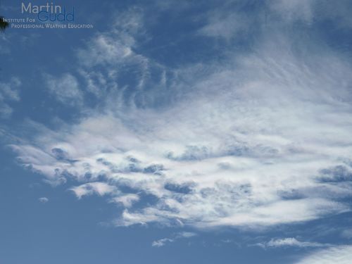 Altocumulus lenticularis lacunosus – fortgeschrittene Entwicklung