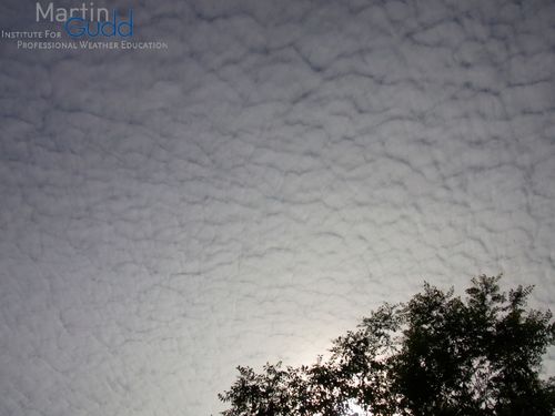 Altocumulus stratiformis perlucidus - kleine Wolkenlücken