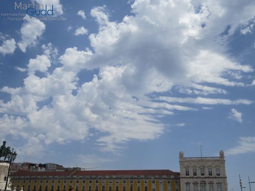 Ac castellanus undulatus (rechts) und Ac floccus