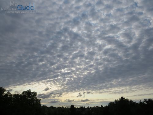 Altocumulus opacus perlucidus radiatus