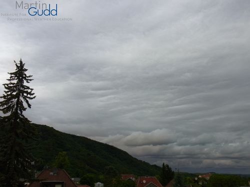 Im Vorfeld von Asperitas: Altocumulus opacus undulatus mamma unter Altostratus / Before the development of Asperitas: Ac opacus undulatus mamma below Altostratus