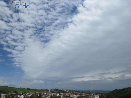 Altocumulus stratiformis opacus (am Rand eines Frontensystems)